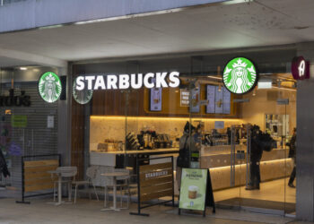 Starbucks: Ενίσχυση πωλήσεων και ελπίδες για συμφωνία με τις τράπεζες