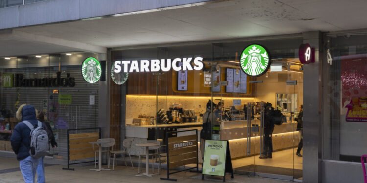 Starbucks: Ενίσχυση πωλήσεων και ελπίδες για συμφωνία με τις τράπεζες