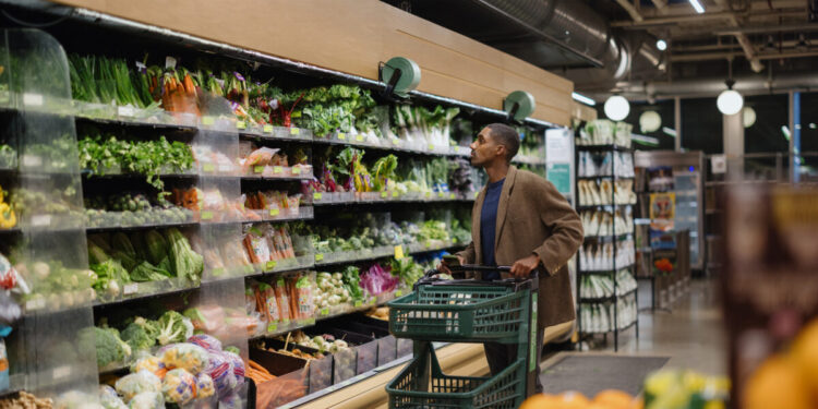 ΗΠΑ: Το καταναλωτικό κλίμα ανέρχεται σε υψηλό τεσσάρων μηνών