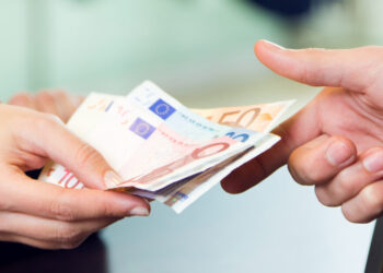 Αυξήσεις από σήμερα στους μισθούς του ιδιωτικού τομέα μετά από τις φοροελαφρύνσεις της ΔΕΘ – Αναλυτικά παραδείγματα