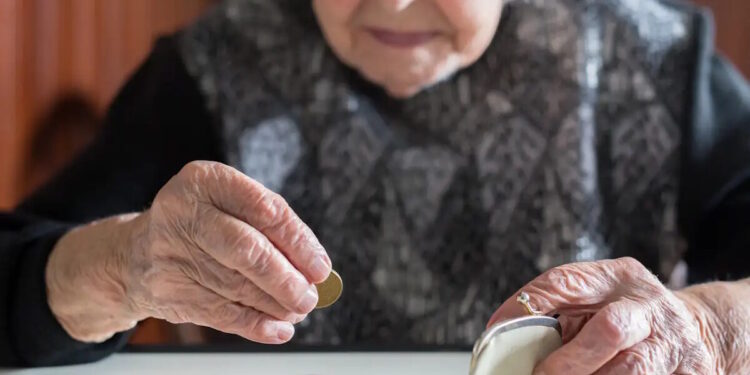 4 στους 10 Έλληνες βάζουν «κάτι» στην άκρη για τα γεράματα