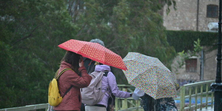 Καιρός αύριο: Τοπικές βροχές σε διάφορες περιοχές της χώρας – Τα 7 μποφόρ αγγίζουν οι άνεμοι