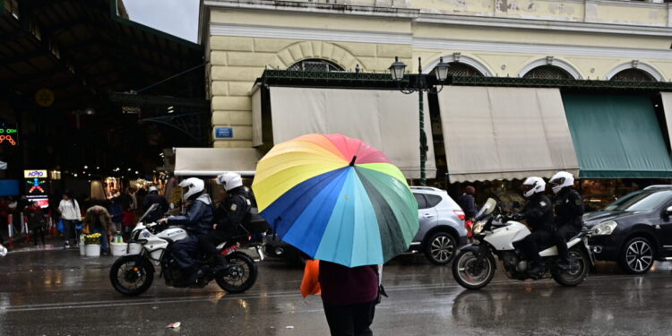 Καιρός σήμερα: Βροχές, καταιγίδες και χιόνια – Πτώση θερμοκρασίας και άνεμοι έως 7 μποφόρ