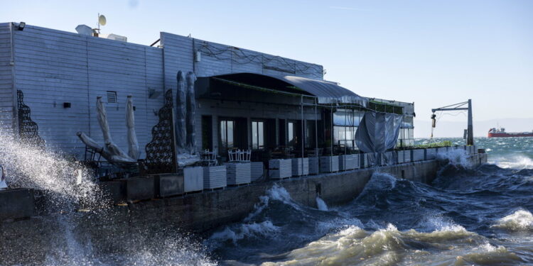 Καιρός αύριο: Θυελλώδεις άνεμοι φτάνουν τα 8 μποφόρ – Βροχές, καταιγίδες και χιόνια σε κάποιες περιοχές της χώρας
