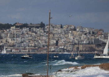 Καιρός αύριο: Ισχυροί άνεμοι και βροχές στα νησιά – Λίγες νεφώσεις στην υπόλοιπη χώρα, πτώση της θερμοκρασίας