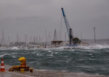 Καιρός αύριο: Βροχές, κρύο και θυελλώδεις άνεμοι έως 9 μποφόρ