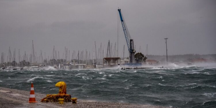 Καιρός αύριο: Βροχές, κρύο και θυελλώδεις άνεμοι έως 9 μποφόρ
