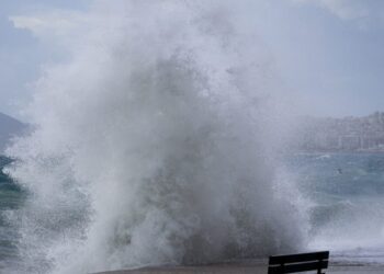Καιρός σήμερα: Θυελλώδεις άνεμοι και τσουχτερό κρύο