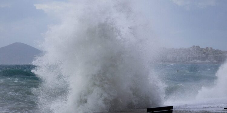 Καιρός σήμερα: Θυελλώδεις άνεμοι και τσουχτερό κρύο