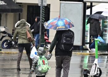 Καιρός: Σφυροκόπημα με ισχυρές καταιγίδες, χαλάζι και θυελλώδεις ανέμους – Οι περιοχές που θα επηρεαστούν