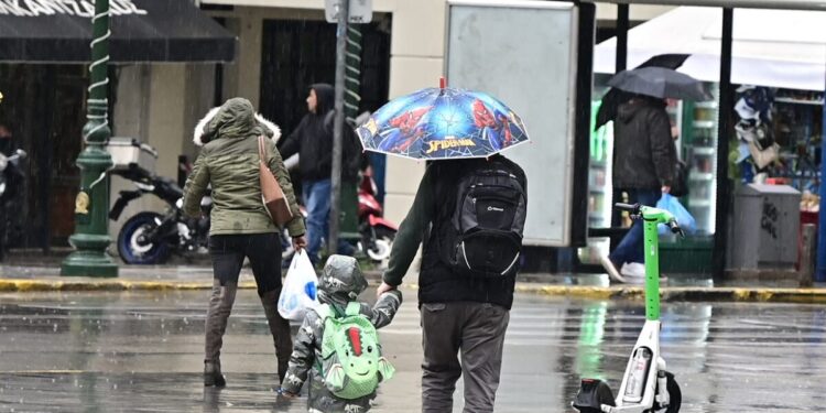 Καιρός: Σφυροκόπημα με ισχυρές καταιγίδες, χαλάζι και θυελλώδεις ανέμους – Οι περιοχές που θα επηρεαστούν