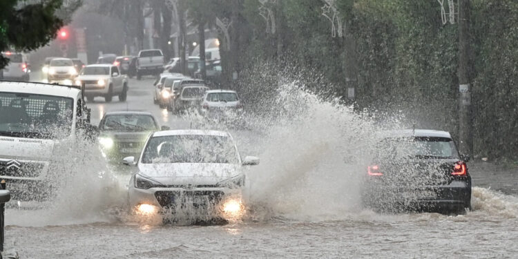 Καιρός σήμερα: Βροχές, καταιγίδες και άνεμοι έως 9 μποφόρ – Αναλυτική πρόγνωση