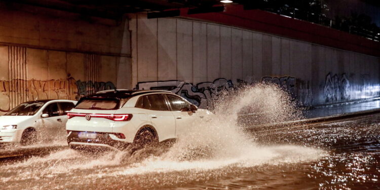 Καιρός: Πορτοκαλί συναγερμός από την ΕΜΥ για σφοδρές καταιγίδες σε όλη τη χώρα – Συστάσεις από την Πολιτική Προστασία