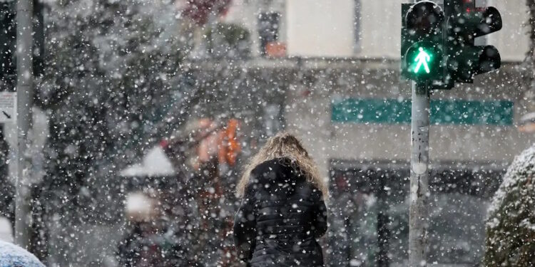 Καιρός σήμερα: Ψυχρή εισβολή με χαμηλές θερμοκρασίες και χιόνια – Αναλυτική πρόγνωση