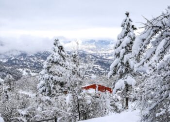 Καιρός: Ψυχρή εισβολή με χιόνια ακόμη και σε χαμηλά υψόμετρα και δυνατούς ανέμους – Βουτιά του υδραργύρου