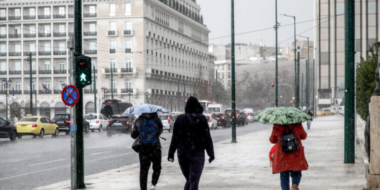 Καιρός σήμερα: Θυελλώδεις άνεμοι αγγίζουν τα 8 μποφόρ – Βροχές, καταιγίδες και χιόνια στα ορεινά