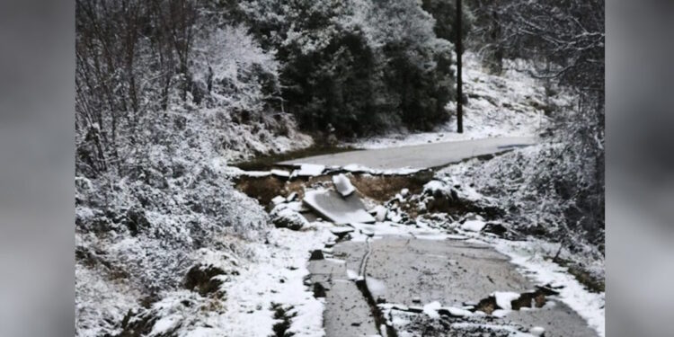 Κακοκαιρία στην Ήπειρο: Διακοπές ρεύματος, κατολισθήσεις και υπερχείλιση ποταμών – Κλειστά σχολεία σε Μέτσοβο και Τζουμέρκα