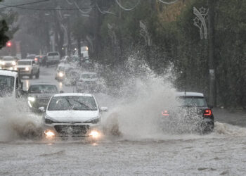 Κακοκαιρία: Οι χάρτες με τις «κόκκινες» περιοχές και τα ύψη βροχής που αναμένονται την Κυριακή σε Αττική και Γλυφάδα