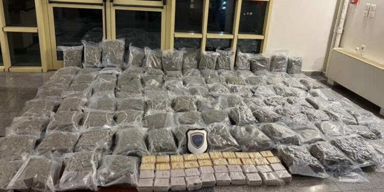 Χειροπέδες σε 2 μέλη κυκλώματος ναρκωτικών σε Αθήνα και Πάτρα: Εντοπίστηκε κάνναβη αξίας 900.000 ευρώ