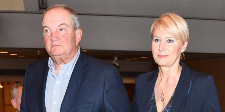 Κώστας Καραμανλής: Το τρυφερό φιλί στη Νατάσα Παζαΐτη και το πρώτο τους τσούγκρισμα μέσα στο 2026