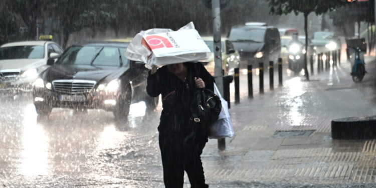Καιρός: Ισχυρές βροχές, καταιγίδες και 9 μποφόρ χτυπούν από την Κυριακή όλη τη χώρα – Έκτακτο δελτίο της ΕΜΥ