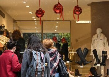 Οι έμποροι περιμένουν ανάσα από τις χειμερινές εκπτώσεις μετά την υποτονική εορταστική περίοδο