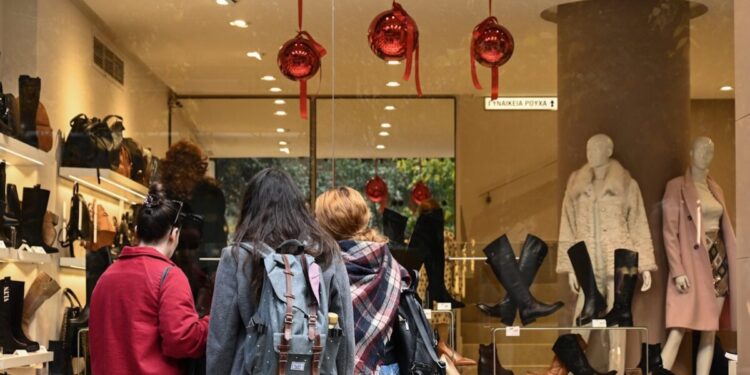 Οι έμποροι περιμένουν ανάσα από τις χειμερινές εκπτώσεις μετά την υποτονική εορταστική περίοδο