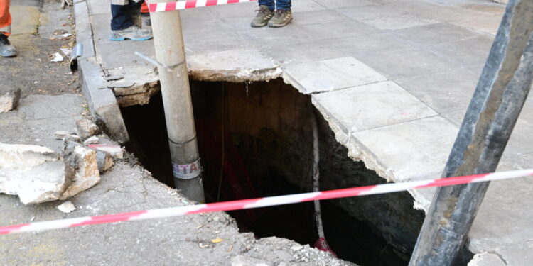 Διακοπή της κυκλοφορίας σε Βασ. Γεωργίου και Ιοφώντος λόγω καθίζησης του δρόμου