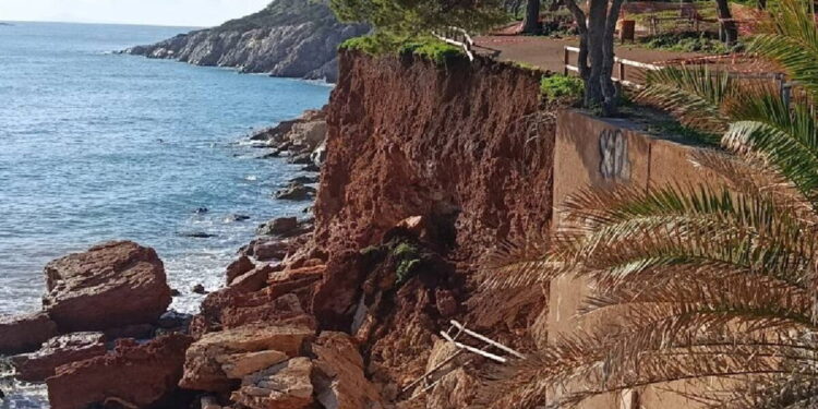 Βάρκιζα: Κατολίσθηση στα Κανάρια μετά τις βροχές, αποκλεισμένη η περιοχή