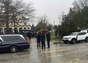 Τραγωδία στο εργοστάσιο Βιολάντα: Θρήνος στην κηδεία της 47χρονης Σταυρούλας Μπουκουβάλα – Τραγικές φιγούρες τα παιδιά και οι γονείς της