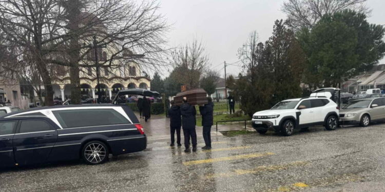 Τραγωδία στο εργοστάσιο Βιολάντα: Θρήνος στην κηδεία της 47χρονης Σταυρούλας Μπουκουβάλα – Τραγικές φιγούρες τα παιδιά και οι γονείς της