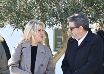 Κηδεία Γιώργου Παπαδάκη: Πόνος και οδύνη στο «τελευταίο αντίο» – Τα πρόσωπα που τίμησαν τον πατριάρχη της ενημέρωσης