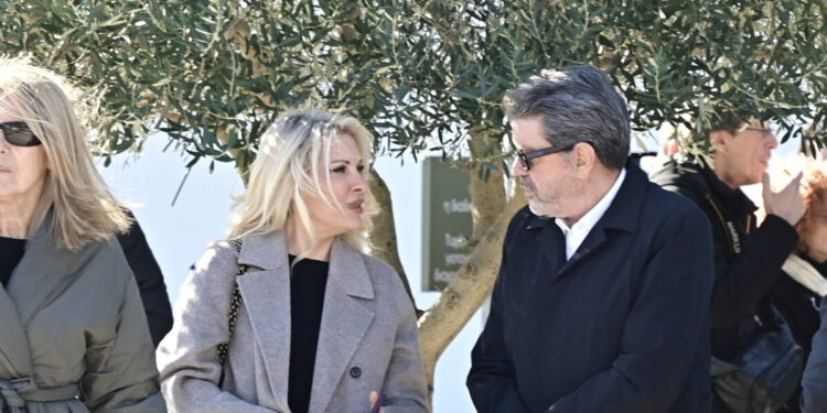 Κηδεία Γιώργου Παπαδάκη: Πόνος και οδύνη στο «τελευταίο αντίο» – Τα πρόσωπα που τίμησαν τον πατριάρχη της ενημέρωσης