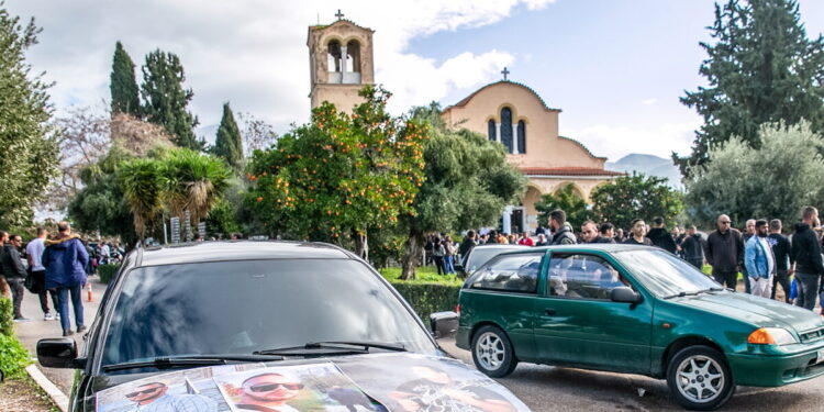 Πάτρα: Το τελευταίο «αντίο» στον 30χρονο που ξυλοκοπήθηκε μέχρι θανάτου –  Σπαραγμός στην κηδεία του