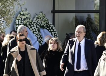 Κηδεία Γιώργου Παπαδάκη: Η στιγμή που ο Στρατής Λιαρέλλης «λυγίζει» στον επικήδειο για τον «αδερφό» του