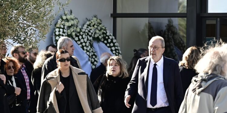 Κηδεία Γιώργου Παπαδάκη: Η στιγμή που ο Στρατής Λιαρέλλης «λυγίζει» στον επικήδειο για τον «αδερφό» του