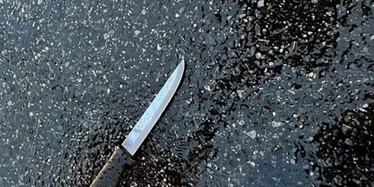 Εύβοια: Βγήκαν μαχαίρια στη Χαλκίδα για μία κοπέλα – 4 άνδρες μεταφέρθηκαν στο νοσοκομείο