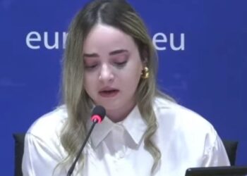 Η ομιλία της κόρης της 40χρονης που δολοφονήθηκε από τον πρώην της στο Μενίδι: «Πήγε να κοιμηθεί χωρίς να ξέρει ότι ήταν η τελευταία της μέρα»