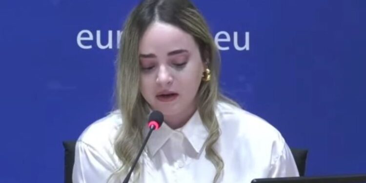 Η ομιλία της κόρης της 40χρονης που δολοφονήθηκε από τον πρώην της στο Μενίδι: «Πήγε να κοιμηθεί χωρίς να ξέρει ότι ήταν η τελευταία της μέρα»