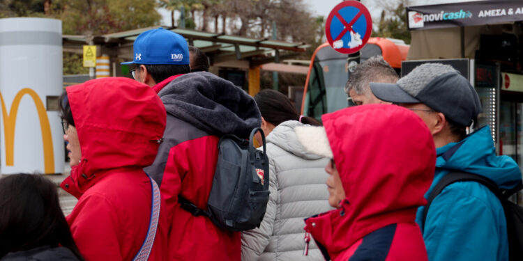 Καιρός: Απότομη πτώση της θερμοκρασίας έως 10°C από την Κυριακή – Ποιες περιοχές θα επηρεάσει το κύμα ψύχους