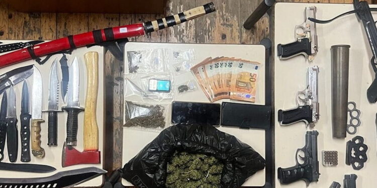 Κρήτη: «Σούπερ μάρκετ» όπλων και ναρκωτικών βρέθηκε στο αυτοκίνητο δύο ανδρών