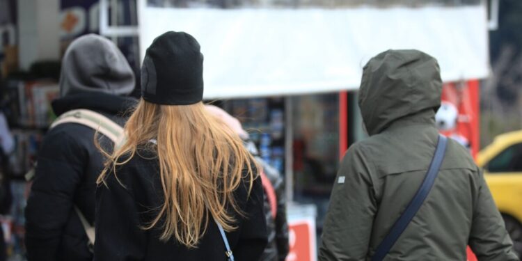 Καιρός: Από το πολικό ψύχος της Παρασκευής στις ανοιξιάτικες θερμοκρασίες του Σαββάτου – Βροχές και χιόνια στα ορεινά