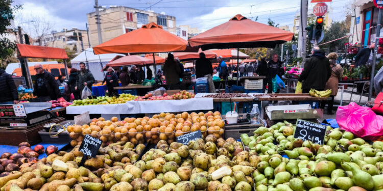 Λαϊκές αγορές: Κανονικά από την Παρασκευή η λειτουργία τους – Αναστέλλεται η απεργία