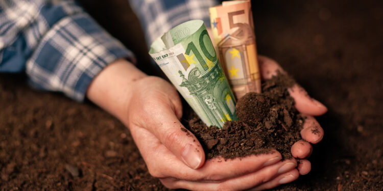 Οι ενισχύσεις από το Mέτρο 23 δεν προσμετρώνται στο όριο μετάταξης στο κανονικό καθεστώς ΦΠΑ – Διαγράφονται και επιστρέφονται πρόστιμα σε αγρότες