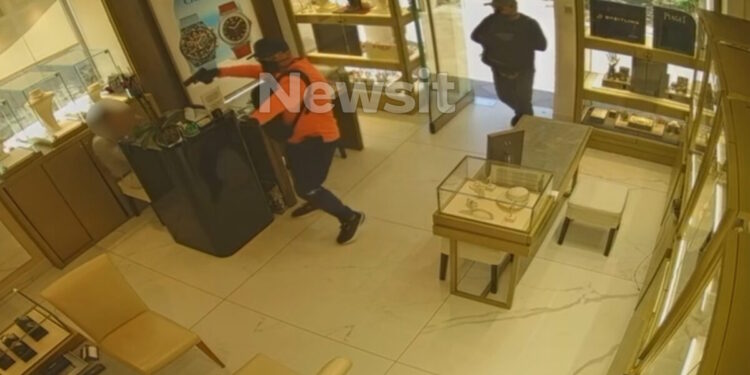 Χαλκιδική: Βίντεο ντοκουμέντο από την «χρυσή» ληστεία στο κοσμηματοπωλείο – Δείτε πως χτύπησαν οι 2 «Ροζ Πάνθηρες»