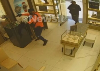 Βίντεο ντοκουμέντο από τη ληστεία «smash and grab» κοσμηματοπωλείου στη Χαλκιδική: Όλη η δράση της συμμορίας Ροζ Πάνθηρες και η αινιγματική γυναίκα