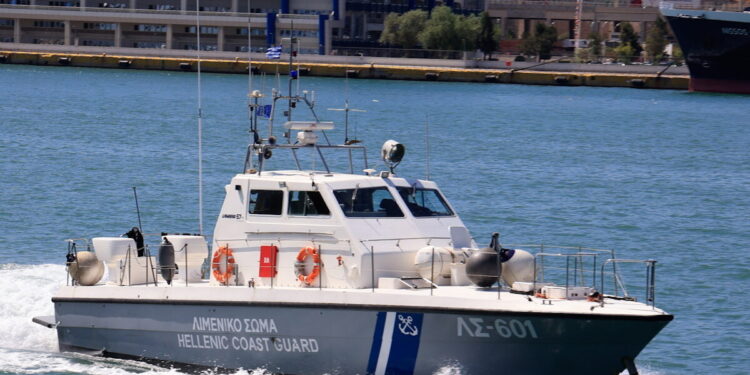 Πειραιάς: Αυτοκίνητο έπεσε στη θάλασσα στο λιμάνι – Με τις αισθήσεις της ανασύρθηκε η οδηγός