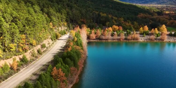 Αυτός είναι ο ομορφότερος δρόμος της Ελλάδας: Απολαύστε τη μοναδική διαδρομή μεταξύ Φενεού και Λίμνης Δόξα