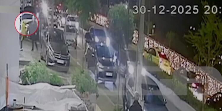 Άγιος Δημήτριος: Βίντεο ντοκουμέντο με άντρα που παρίστανε τον αστυνομικό – Άρπαξε χρήματα από 33χρονο σε στάση λεωφορείου