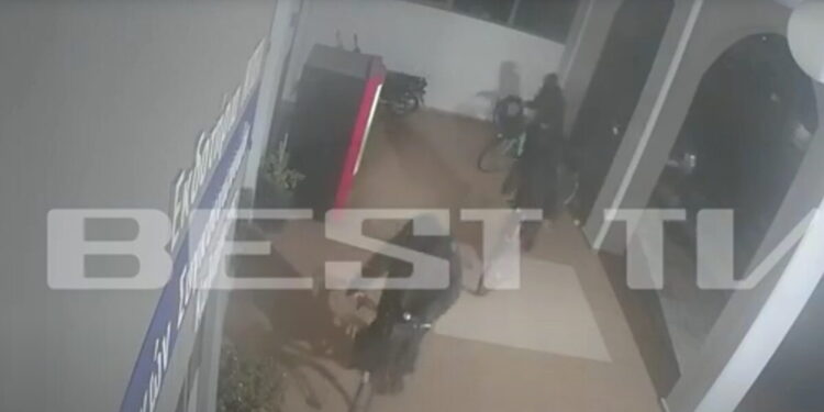 Καλαμάτα: Διαρρήκτες με ποδήλατα χτύπησαν στο ΚΤΕΛ – Με λοστό ξήλωσαν το παράθυρο